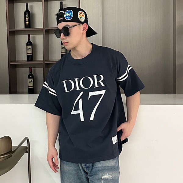 《大きめロゴがかっこいい★》ディオール 47ロゴ コットンTシャツ コピー 2色 413J640A0849